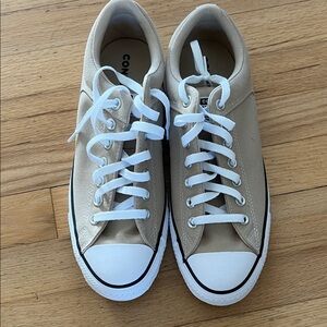 Men’s Never worn Converse Low Top Sneakers in Beige and White